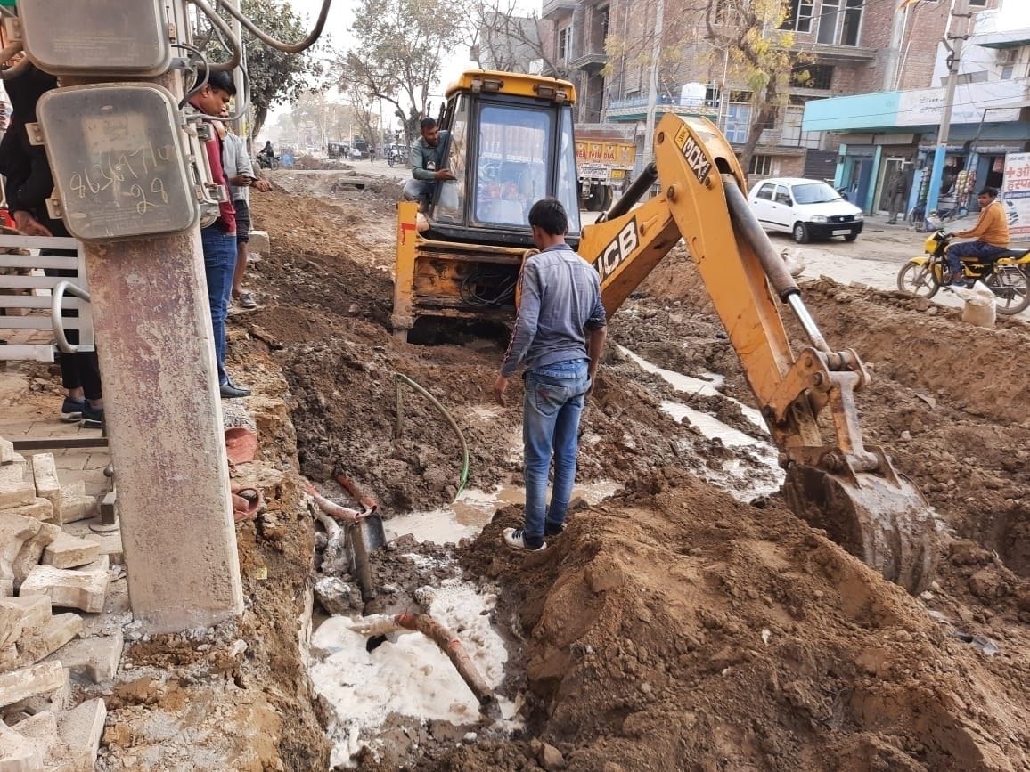रोहतक रोड पर सड़क की खुदाई करता जेसीबी चालक। अमर उजाला रोहतक रोड पर सड़क की खुदाई करता जेसीबी चालक। अमर उजाला