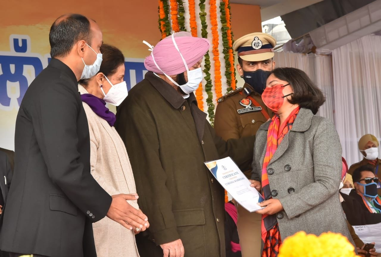 मंगलवार को पटियाला में गणतंत्र दिवस समागम में विभिन्न शख्सीयतों को सम्मानित करते मुख्यमंत्री क? मंगलवार को पटियाला में गणतंत्र दिवस समागम में विभिन्न शख्सीयतों को सम्मानित करते मुख्यमंत्री क?