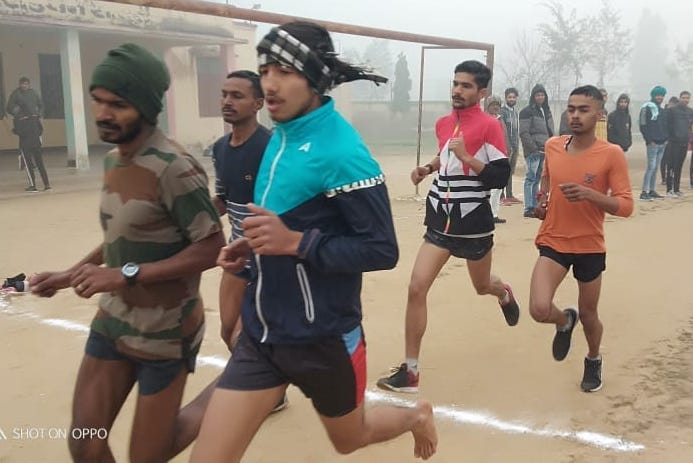 शामली उधम सिंह स्टेडियम में आयोजित दौड प्रतियोगिता में भाग लेते छात्र शामली उधम सिंह स्टेडियम में आयोजित दौड प्रतियोगिता में भाग लेते छात्र