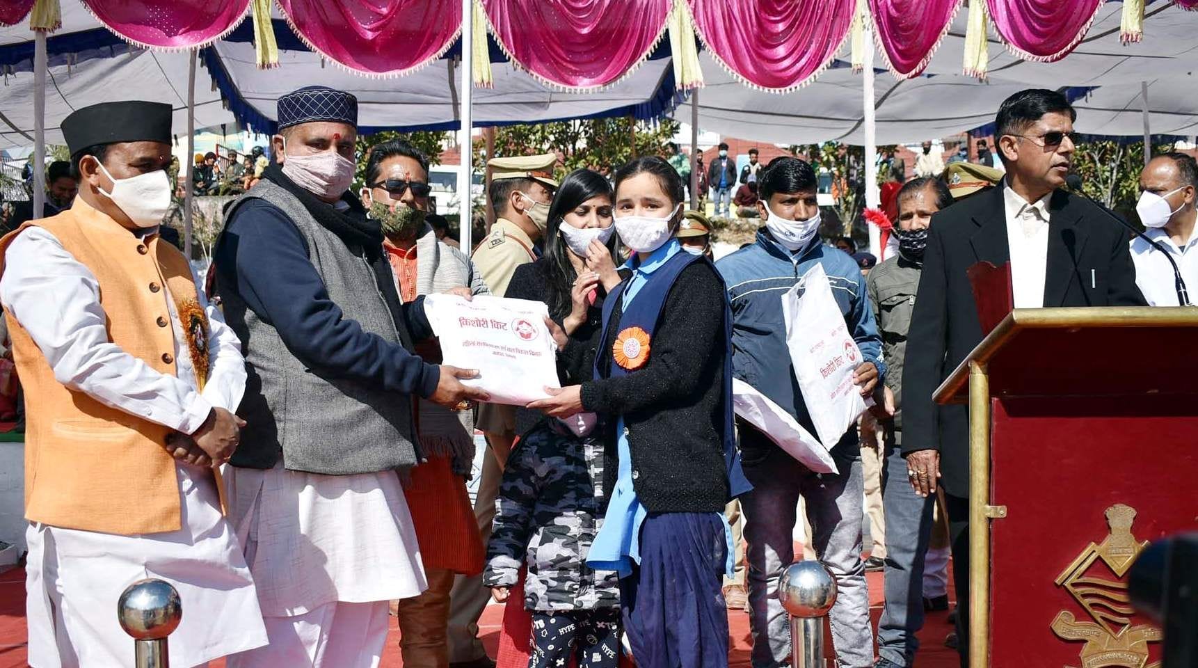 गोपेशवर में गणतंत्र दिवस के मौके पर छात्राओं को पुरस्कृत करते राज्य मंत्री डा. धन सिंह रावत व विध? गोपेशवर में गणतंत्र दिवस के मौके पर छात्राओं को पुरस्कृत करते राज्य मंत्री डा. धन सिंह रावत व विध?