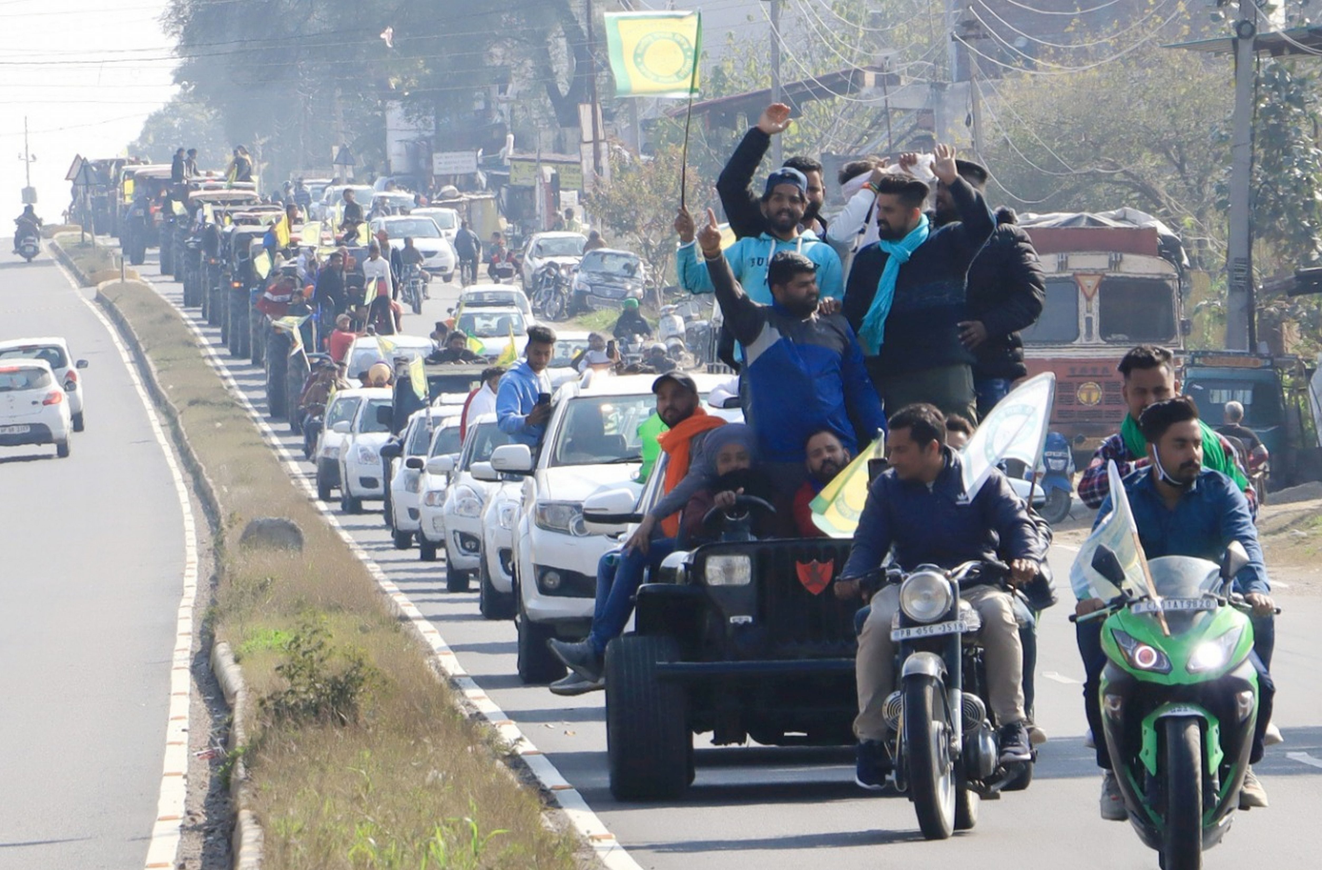 ऊना में ट्रॅकटर रैली निकालते युवा किसान ऊना में ट्रॅकटर रैली निकालते युवा किसान