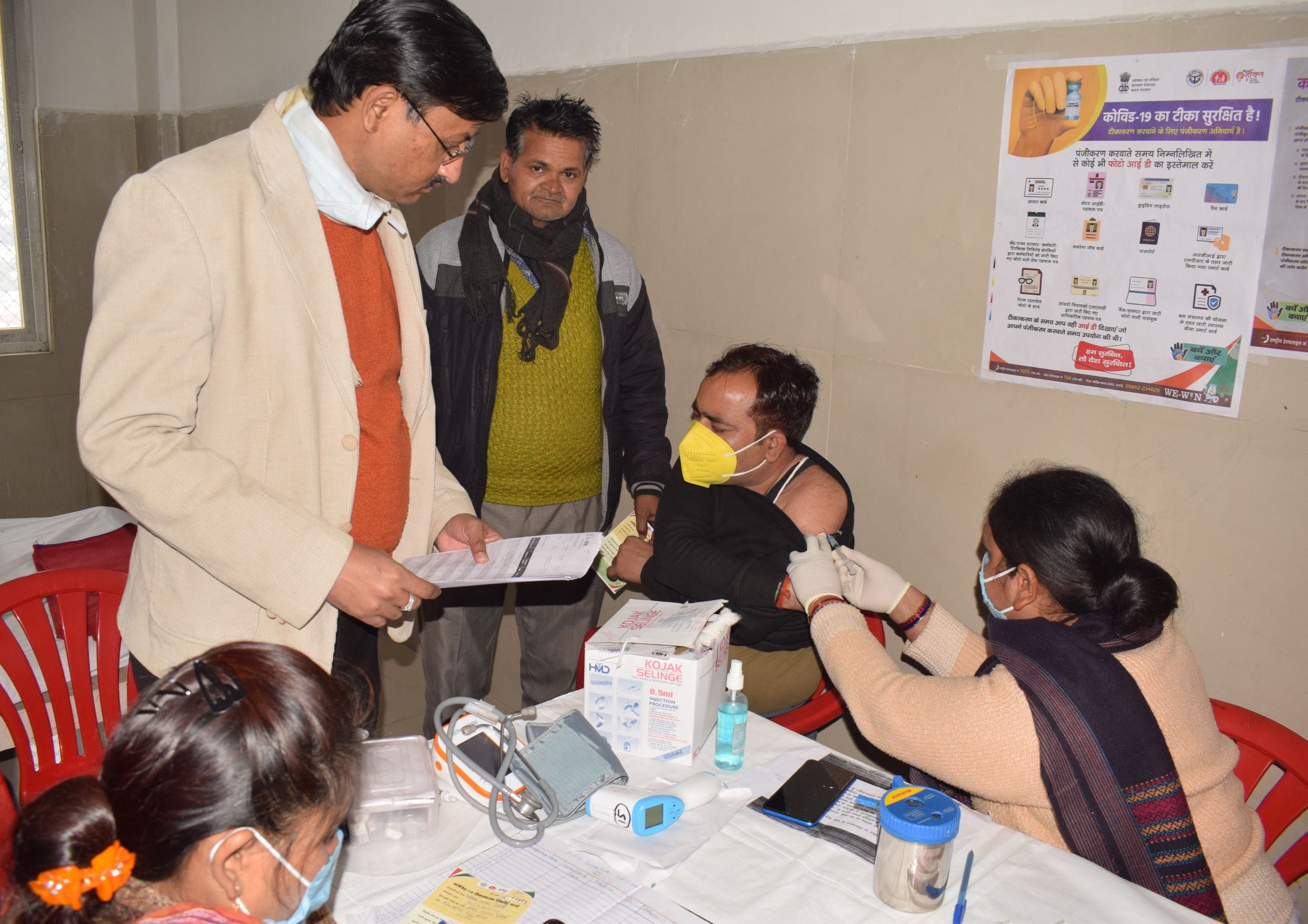 फोटो-2-महिला चिकित्सालय में वार्ड ब्याय विवेक त्रिवेदी को टीका लगाती स्वास्थ्य कर्मी। संवाद फोटो-2-महिला चिकित्सालय में वार्ड ब्याय विवेक त्रिवेदी को टीका लगाती स्वास्थ्य कर्मी। संवाद