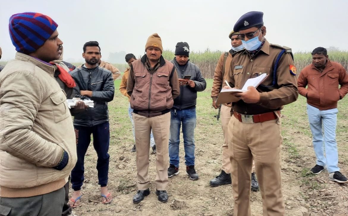फोटो-28- घटना स्थल पर पहुंच कर जांच करते एएसपी पश्चिमी कपिल देव सिंह। संवाद फोटो-28- घटना स्थल पर पहुंच कर जांच करते एएसपी पश्चिमी कपिल देव सिंह। संवाद