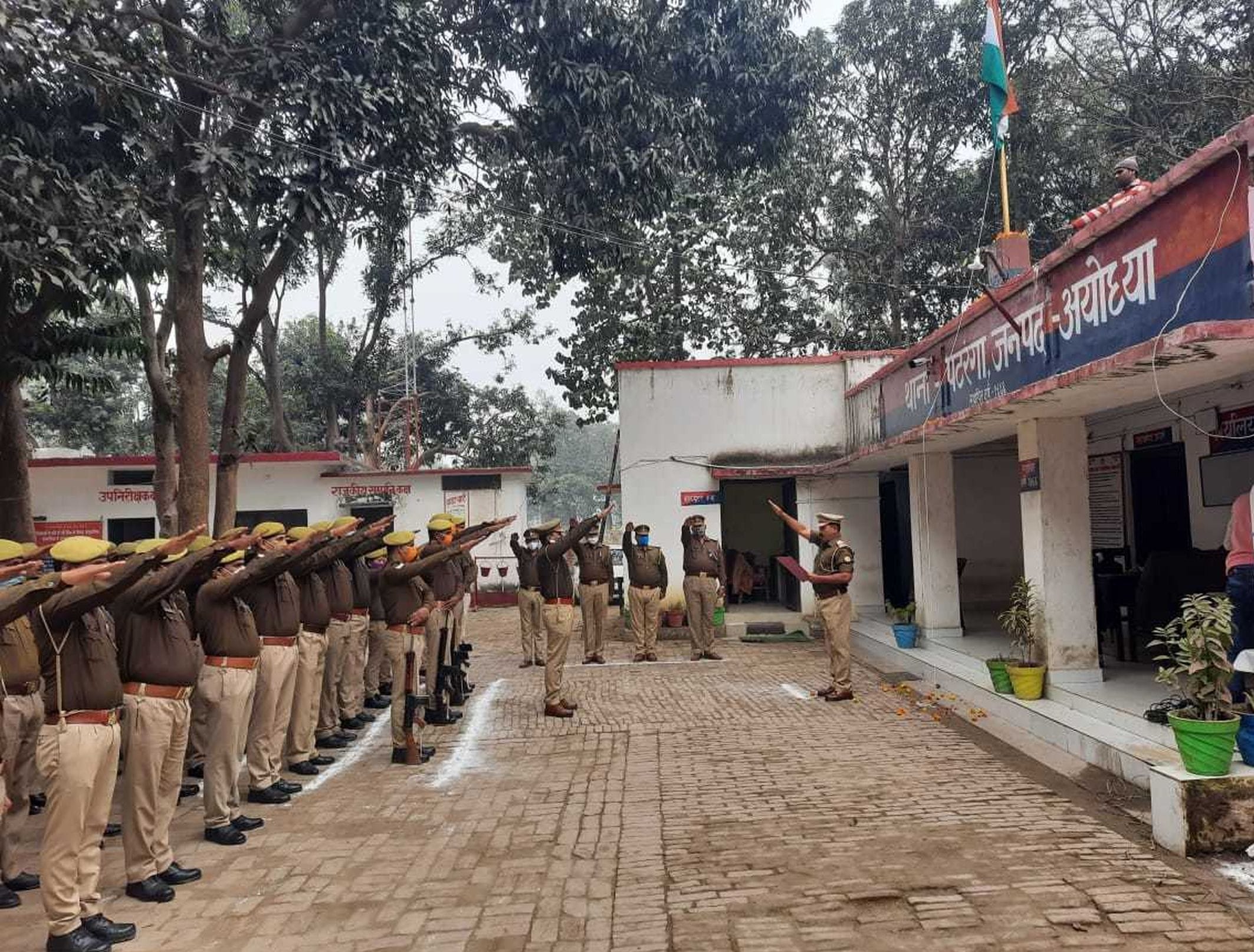 अयोध्या-थाना पटरंगा में गणतंत्र दिवस पर आयोजित कार्यक्रम में मौजूद पुलिसकर्मी
