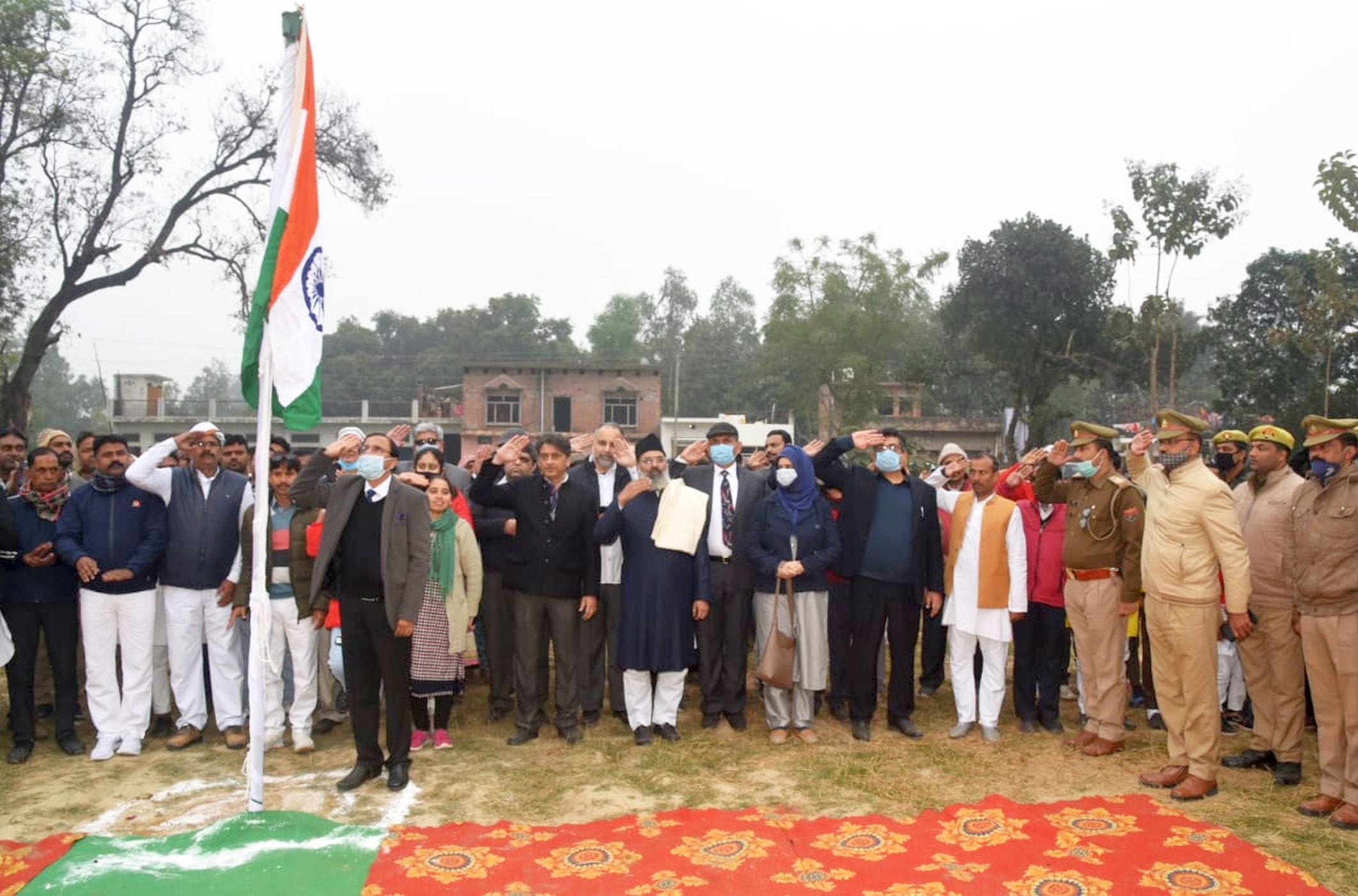 अयोध्या-मस्जिद की भूमि पर ध्वजारोहण के बाद नमन करते इंडो इस्लामिक कल्चरल फाउंडेशन के अध्यक्ष जु?