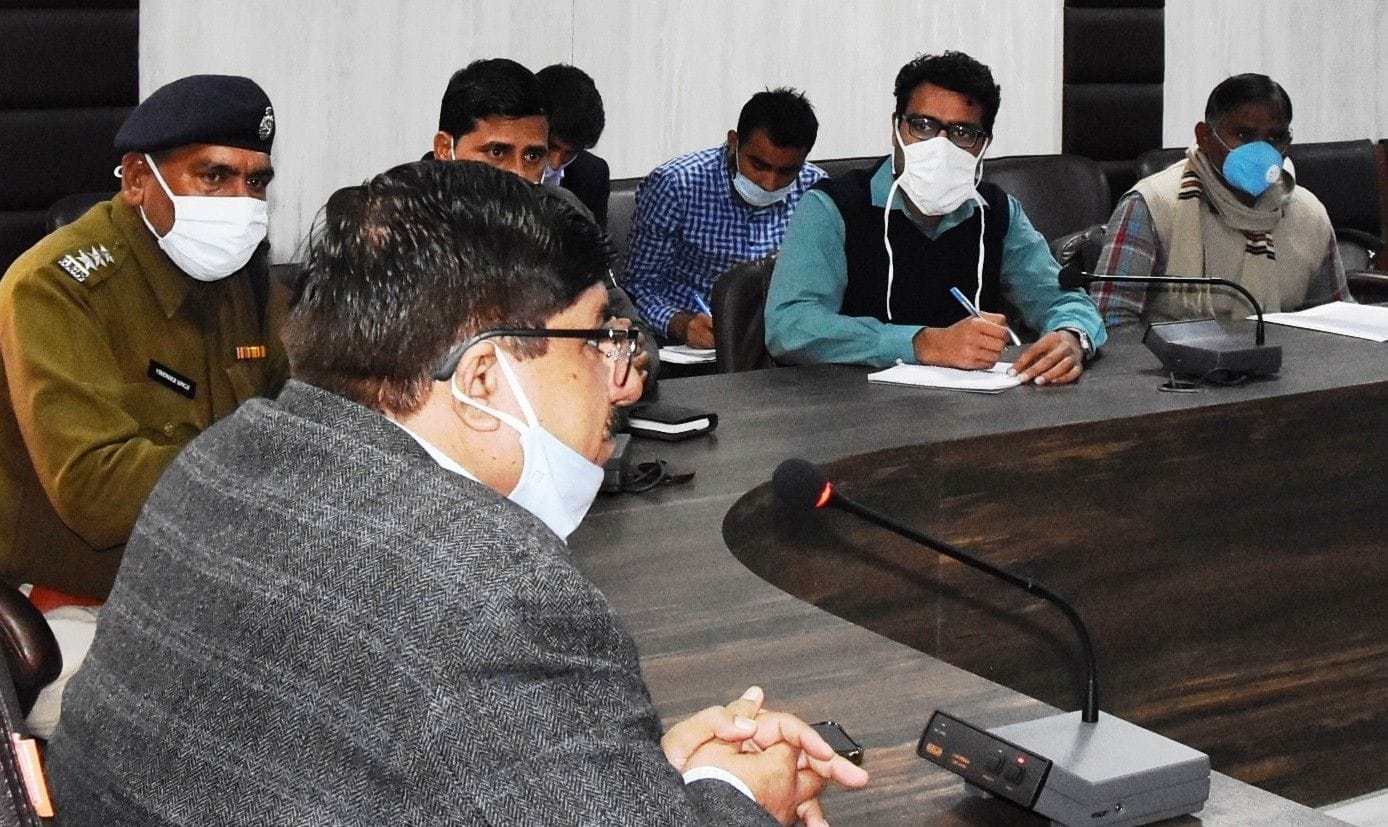 अधिकारियों की बैठक में निर्देश देते उपायुक्त जयबीर सिंह आर्य। संवाद अधिकारियों की बैठक में निर्देश देते उपायुक्त जयबीर सिंह आर्य। संवाद