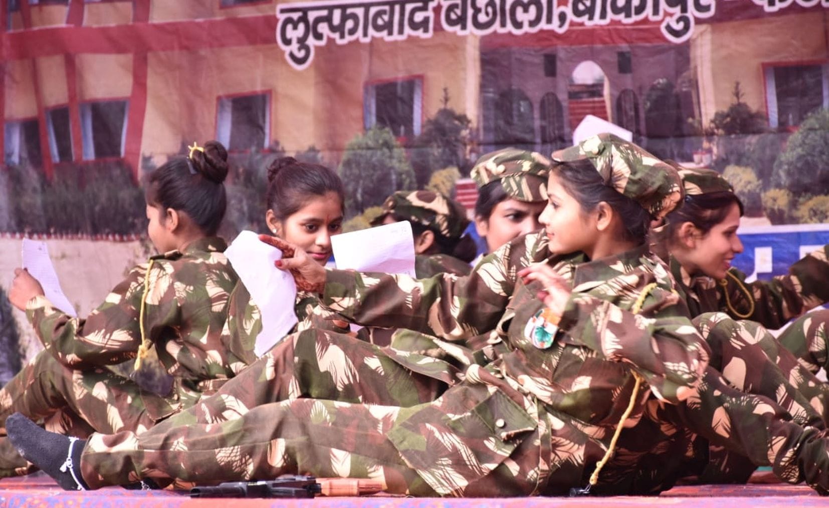 अयोध्या-गणतंत्र दिवस पर बाबा विश्वनाथ स्नाकोत्तर महाविद्यालय में कार्यक्रम प्रस्तुत करते बच्च