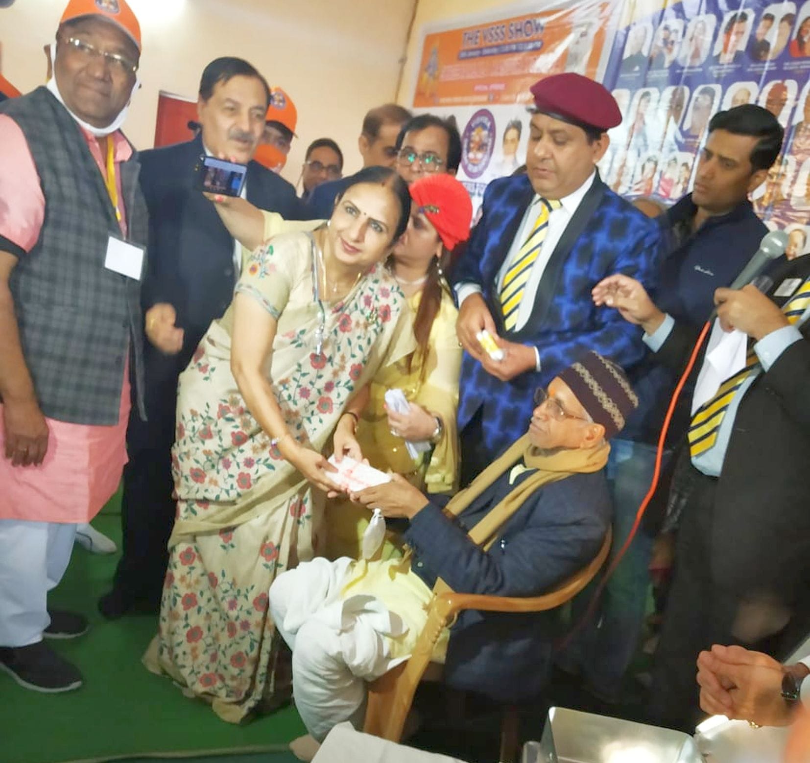 अयोध्या-चांदी की ईंट श्रीराम जन्मभूमि तीर्थ क्षेत्र ट्रस्ट के महामंत्री चंपत राय को सौंपते विश् अयोध्या-चांदी की ईंट श्रीराम जन्मभूमि तीर्थ क्षेत्र ट्रस्ट के महामंत्री चंपत राय को सौंपते विश्