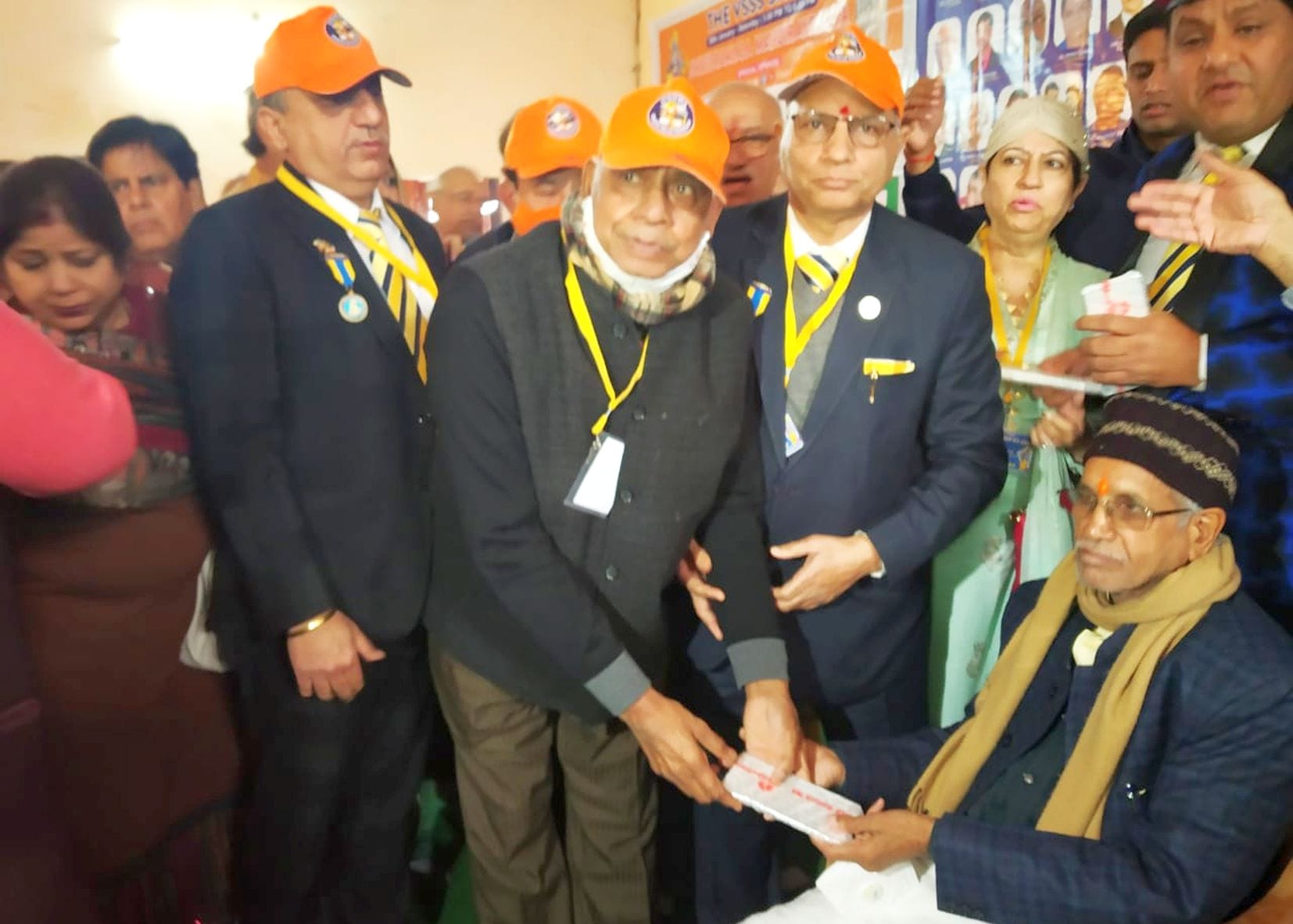 अयोध्या-चांदी की ईंट श्रीराम जन्मभूमि तीर्थ क्षेत्र ट्रस्ट के महामंत्री चंपत राय को सौंपते विश् अयोध्या-चांदी की ईंट श्रीराम जन्मभूमि तीर्थ क्षेत्र ट्रस्ट के महामंत्री चंपत राय को सौंपते विश्