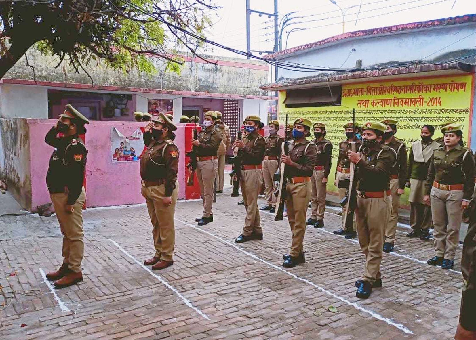 अयोध्या-महिला थाना में गणतंत्र दिवस पर आयोजित कार्यक्रम में मौजूद पुलिसकर्मी