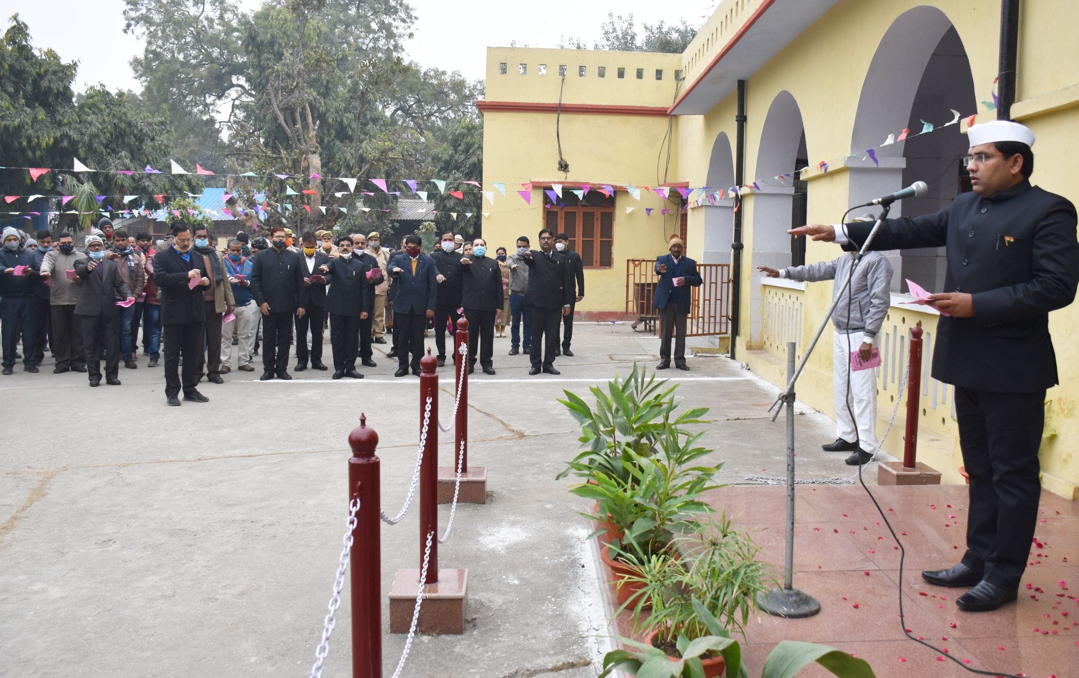 अयोध्या-कलेक्ट्रेट में ध्वजारोहण के बाद  अधिकारियों व कर्मचारियों को शपथ दिलाते जिलाधिकारी