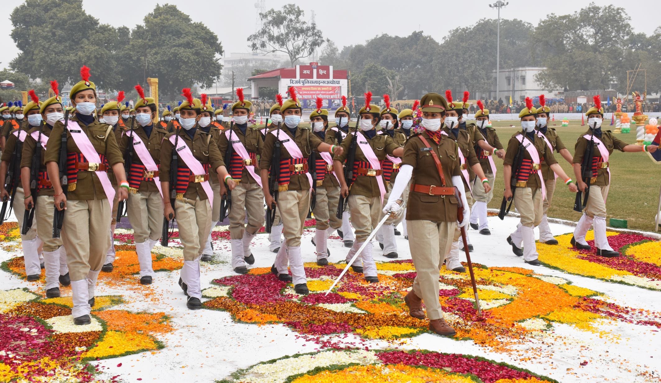 अयोध्या-पुलिस लाइंस ग्राउंड में परेड के दौरान अतिथियों को सलामी देते पुलिस कर्मीं