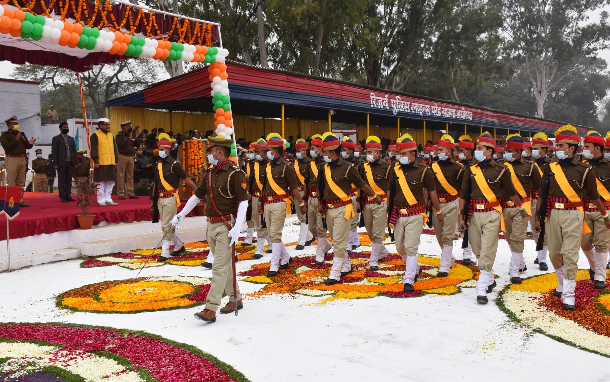 अयोध्या-पुलिस लाइंस ग्राउंड में परेड के दौरान अतिथियों को सलामी देते पुलिस कर्मीं