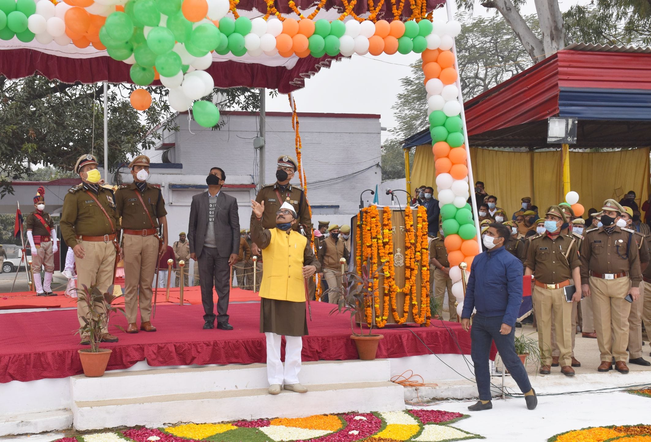 अयोध्या-पुलिस लाइंस ग्राउंड में परेड के पूर्व हवा में गुब्बारा छोड़कर कार्यक्रम का शुभारंभ करते