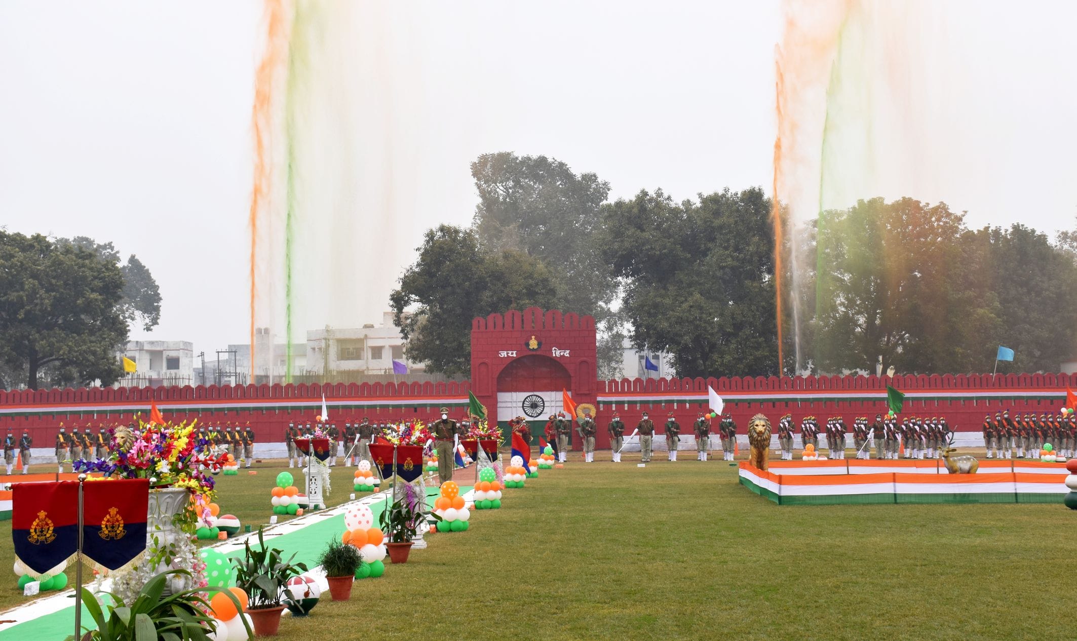 अयोध्या-पुलिस लाइंस ग्राउंड में परेड के दौरान का विहंगम दृश्य व परेड में शामिल पुलिसकर्मी