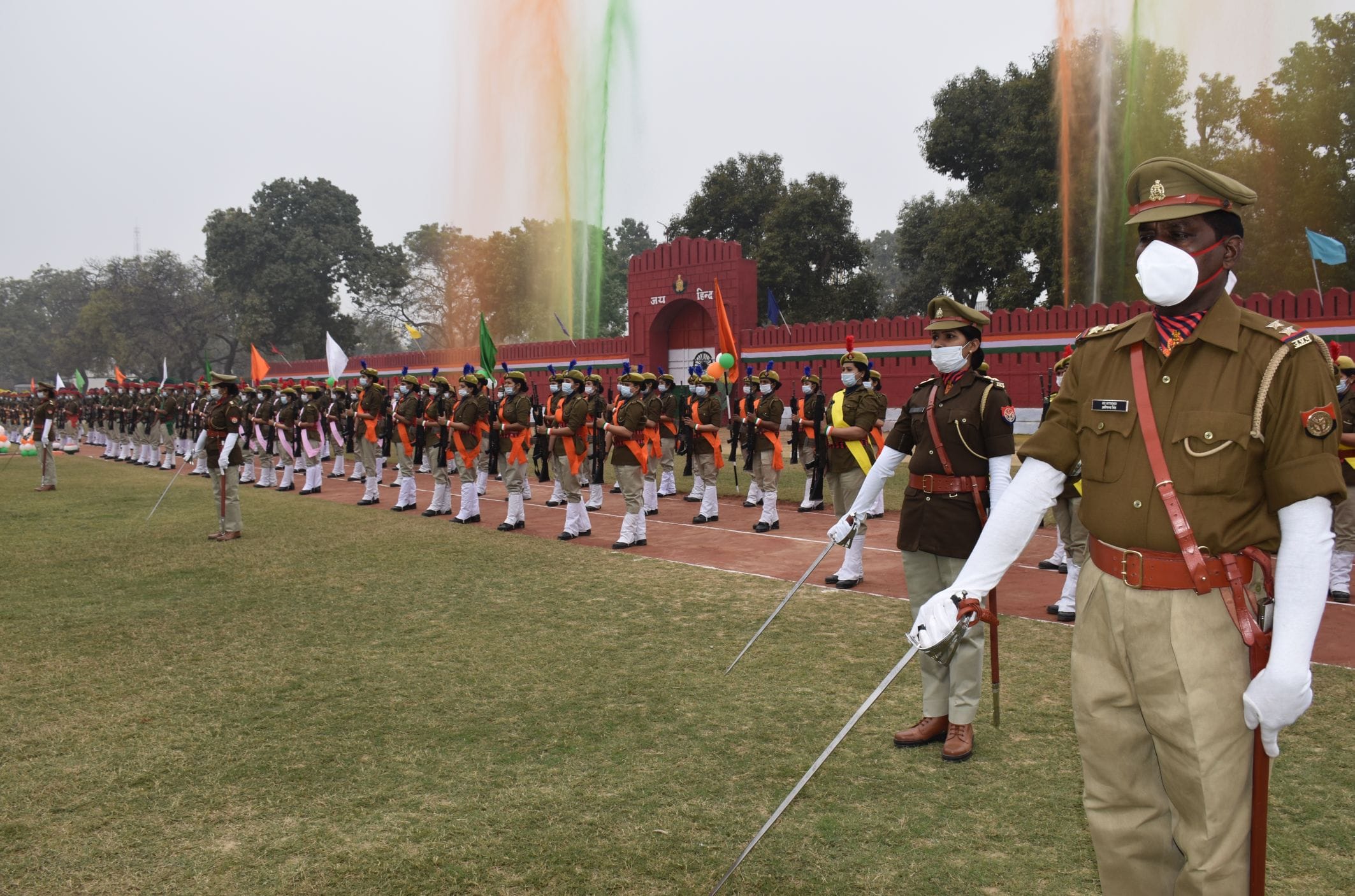 अयोध्या-पुलिस लाइंस ग्राउंड में परेड के दौरान का विहंगम दृश्य व परेड में शामिल पुलिसकर्मी