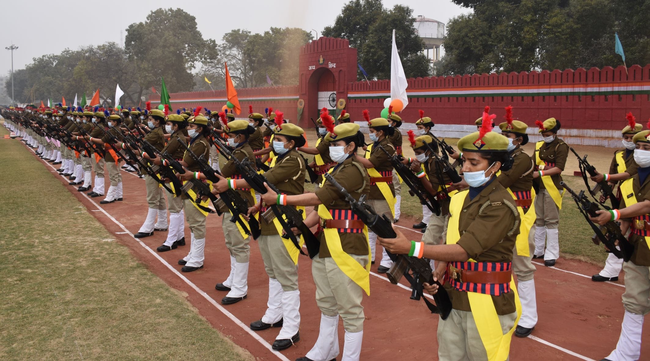 अयोध्या-पुलिस लाइंस ग्राउंड में परेड के दौरान का विहंगम दृश्य व परेड में शामिल पुलिसकर्मी