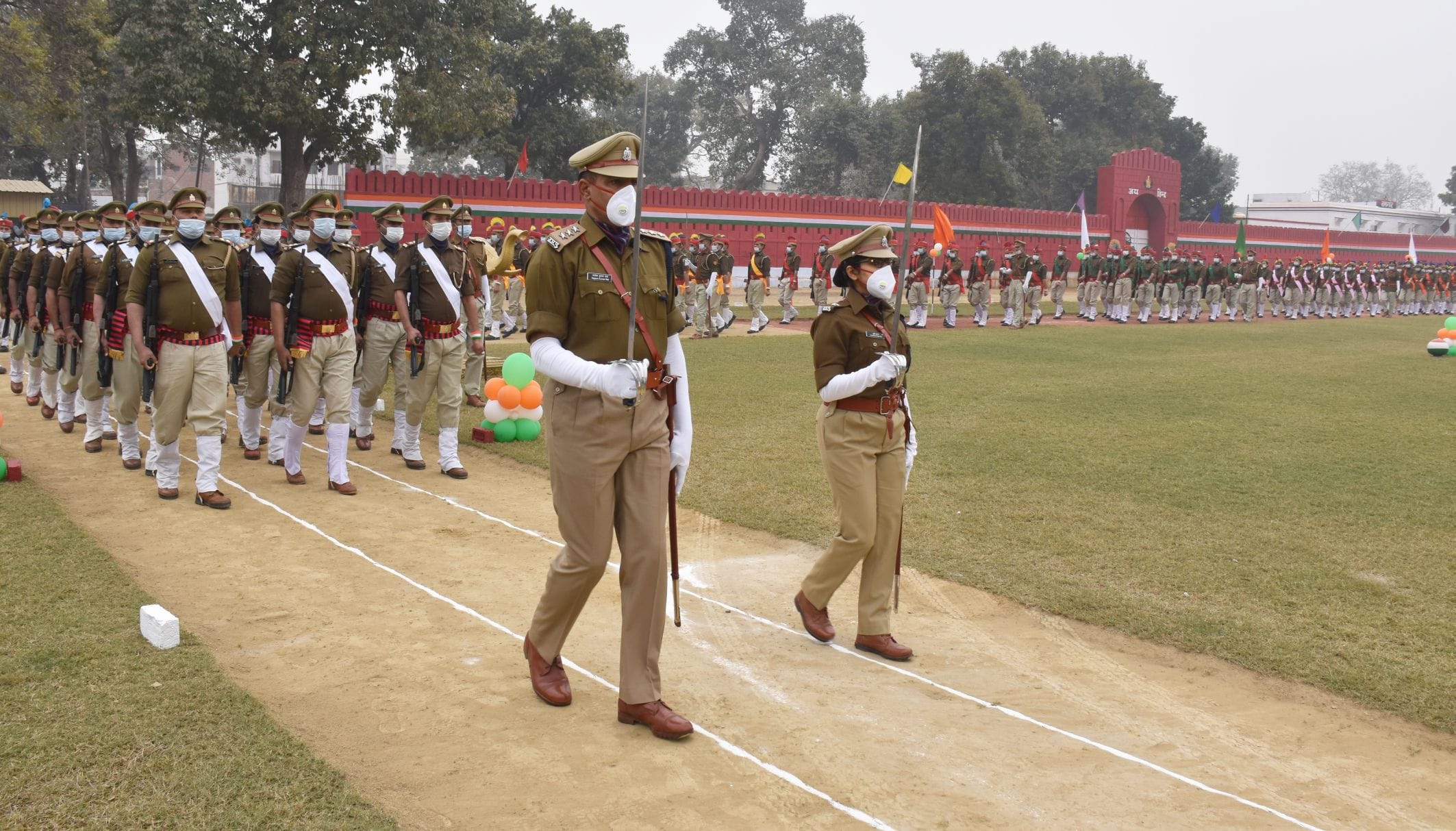 अयोध्या-पुलिस लाइंस ग्राउंड में परेड के दौरान शामिल पुलिस कर्मीं
