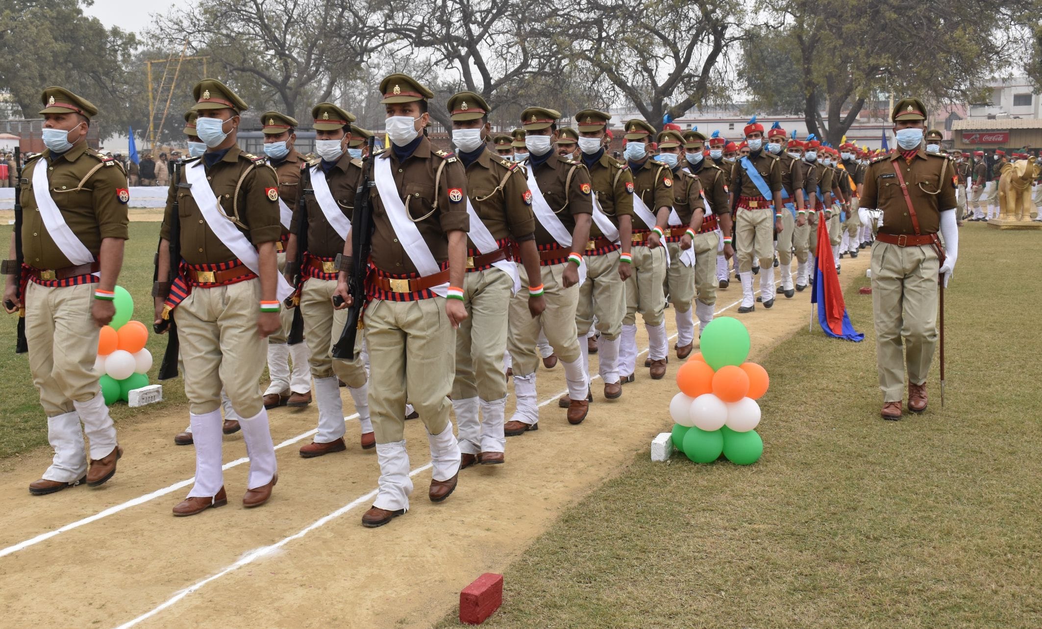 अयोध्या-पुलिस लाइंस ग्राउंड में परेड के दौरान शामिल पुलिस कर्मीं