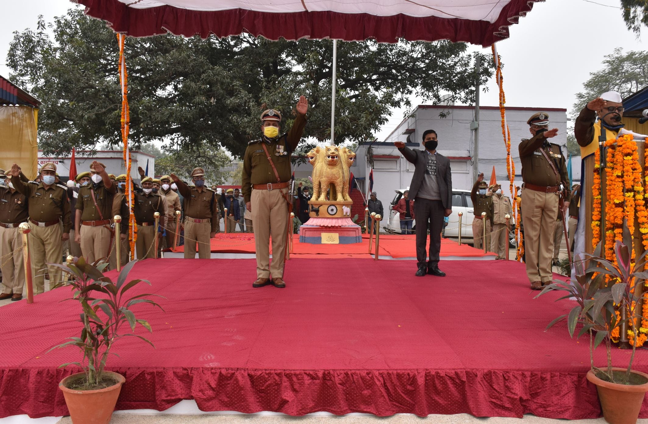 अयोध्या-पुलिस लाइंस ग्राउंड में गणतंत्र दिवस पर पुलिसकर्मियों को शपथ दिलाते प्रभारी मंत्री