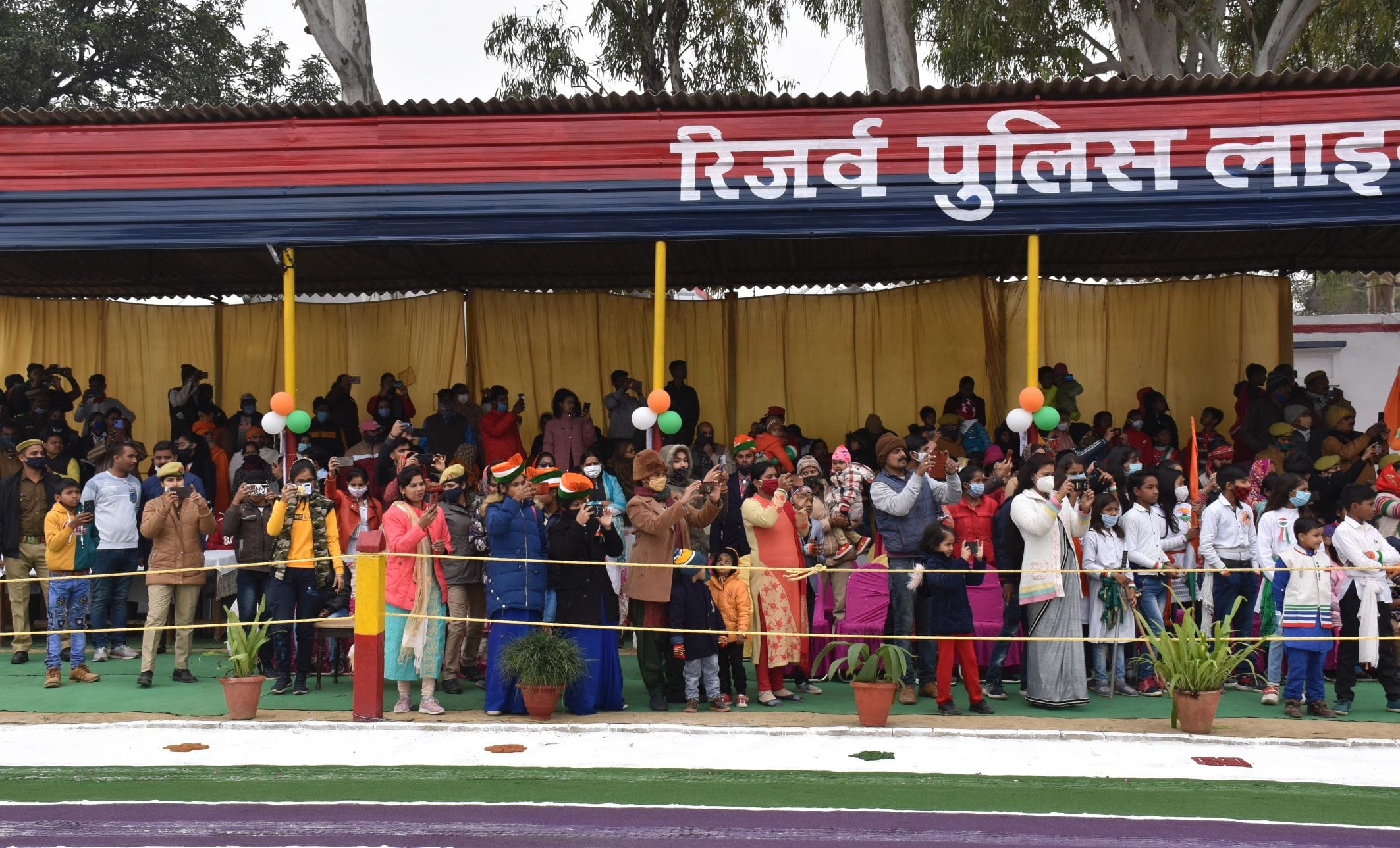 अयोध्या-पुलिस लाइंस ग्राउंड में परेड के दौरान मौजूद लोग