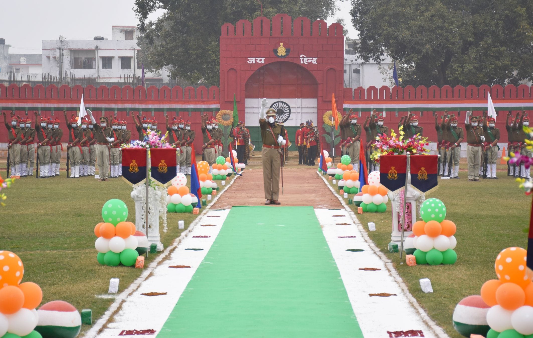 अयोध्या-पुलिस लाइंस ग्राउंड में गणतंत्र दिवस पर शपथ ग्रहण करते पुलिसकर्मी