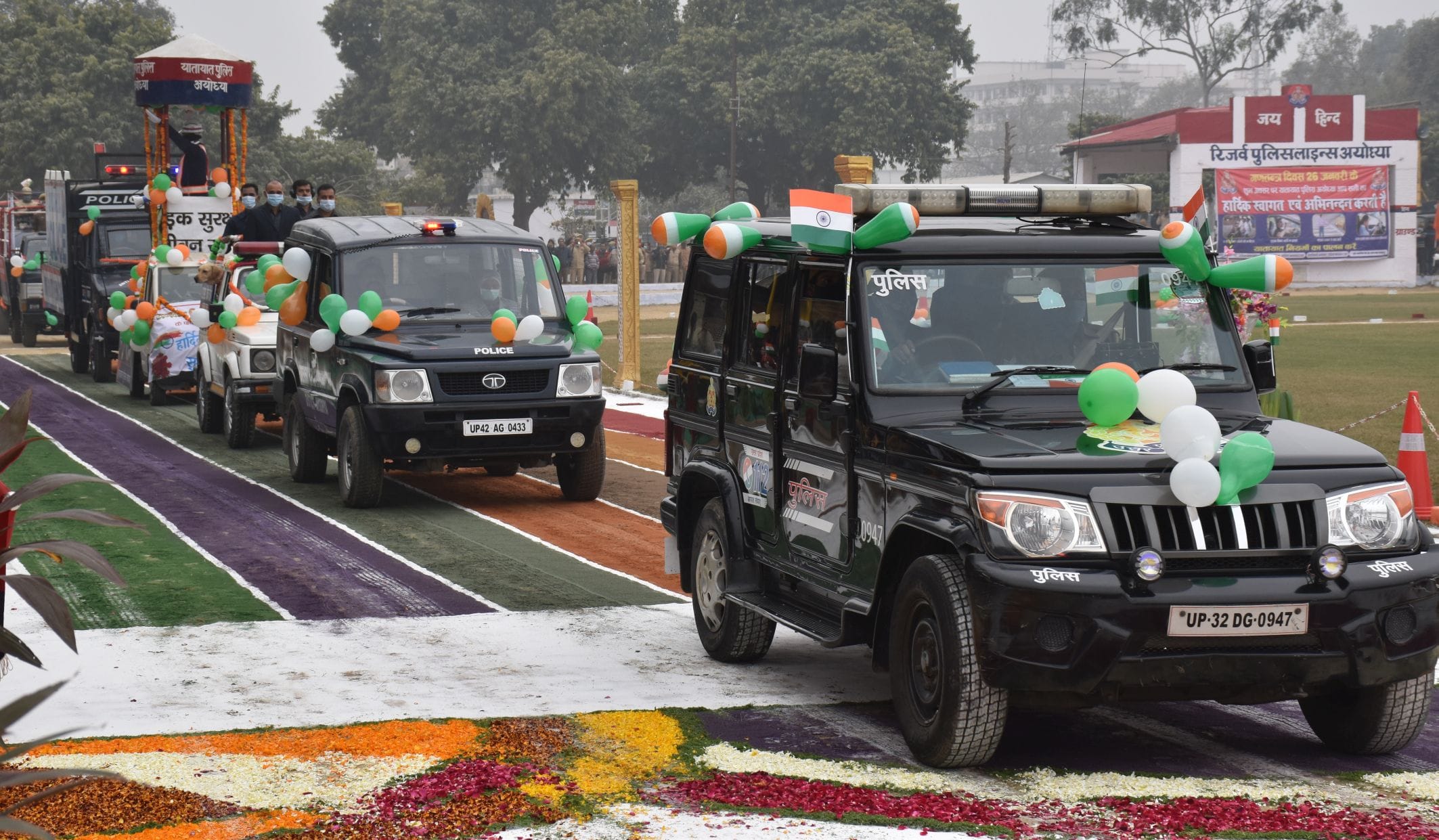 अयोध्या-पुलिस लाइंस ग्राउंड में परेड के दौरान विभिन्न दस्ते का प्रदर्शन कर उनके कार्यों का बखान ?