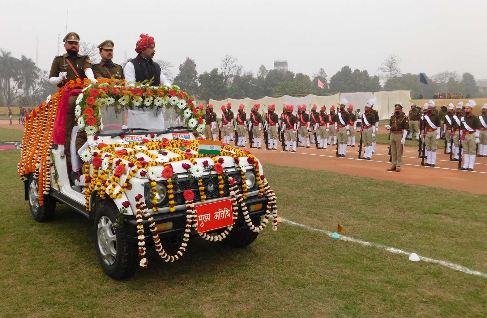 गणतंत्र दिवस के अवसर पर पुलिस परेड ग्राउंड में परेड का निरीक्षण करते जिले के प्रभारी मंत्री अनिल 