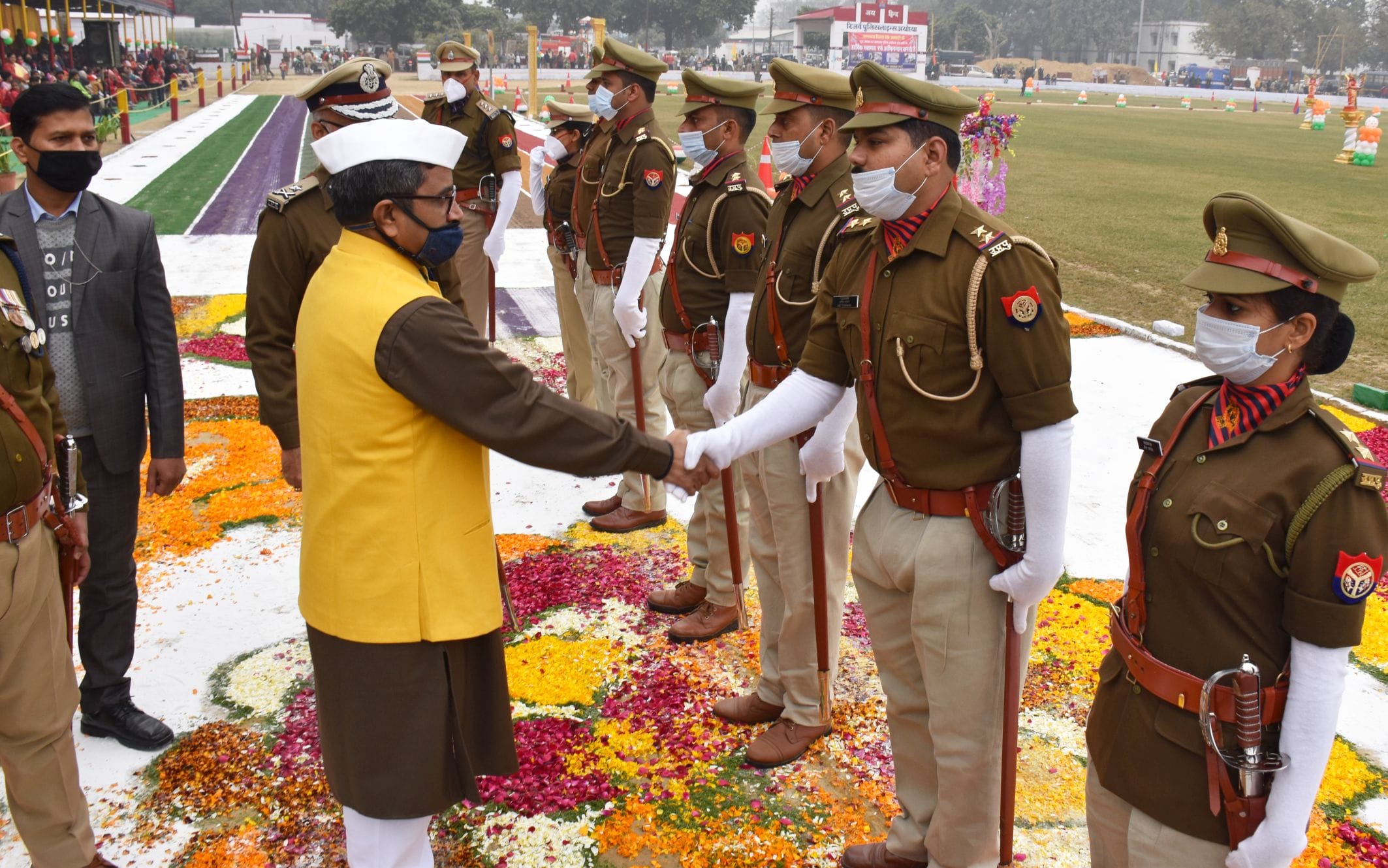 अयोध्या-पुलिस कर्मियों से परिचय प्राप्त करते प्रभारी मंत्री
