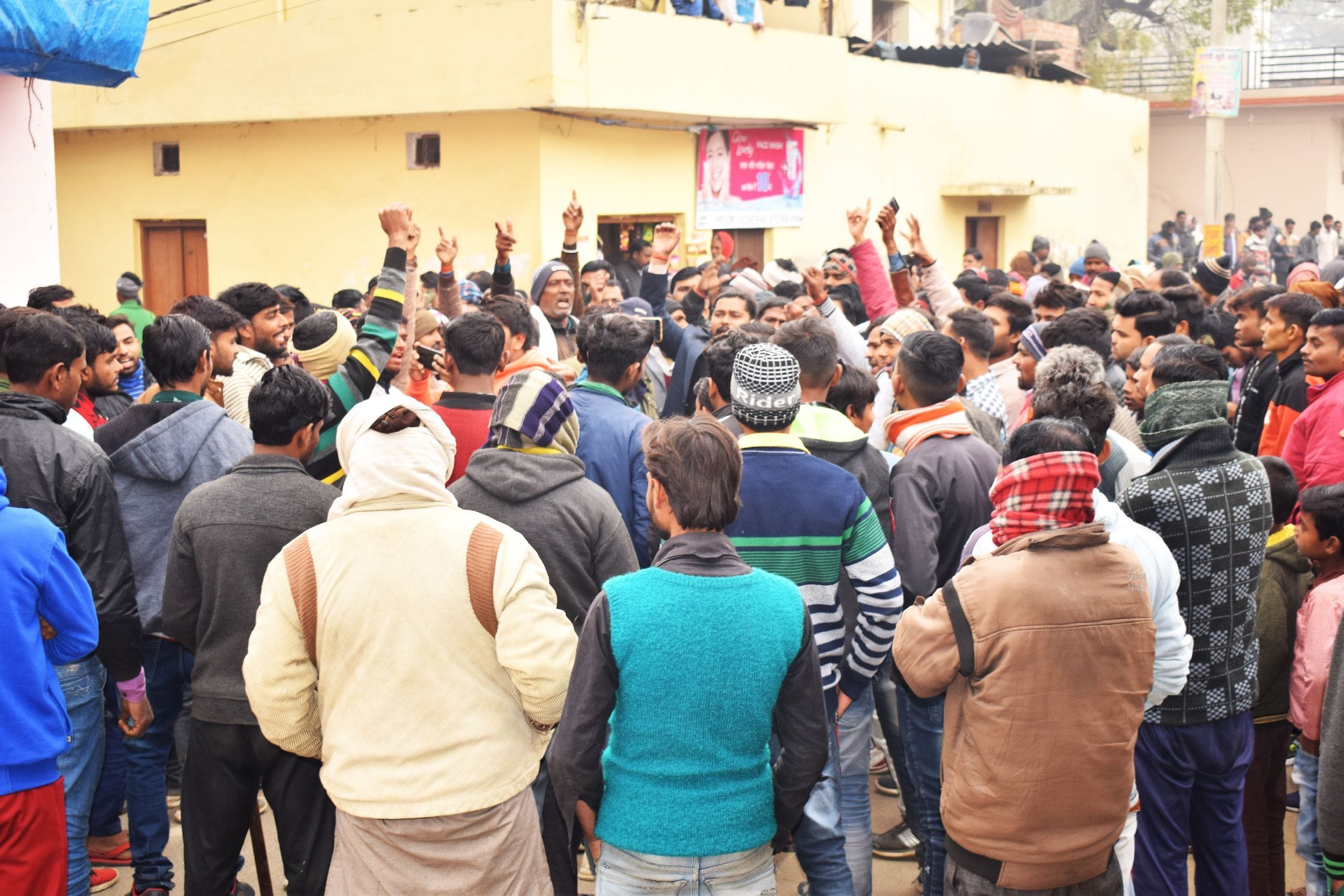 मारपीट के विरोध में विधायक चेतराम के आवास को घेरे चिनौर क्षेत्र के लोग । संवाद मारपीट के विरोध में विधायक चेतराम के आवास को घेरे चिनौर क्षेत्र के लोग । संवाद