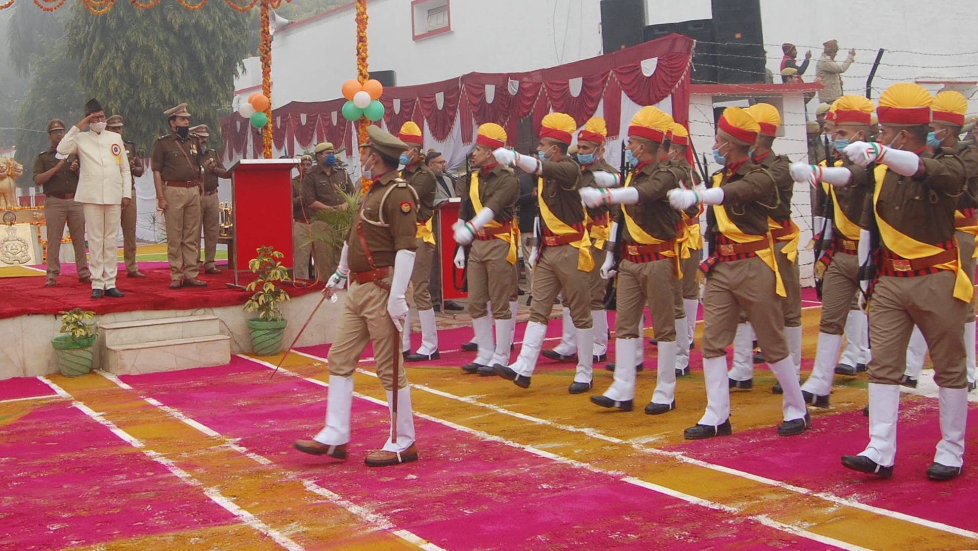 बिजनौर में गणतंत्र दिवस के अवसर पर लाइन में परेड की सलामी लेते मंत्री अशोक कटारिया।