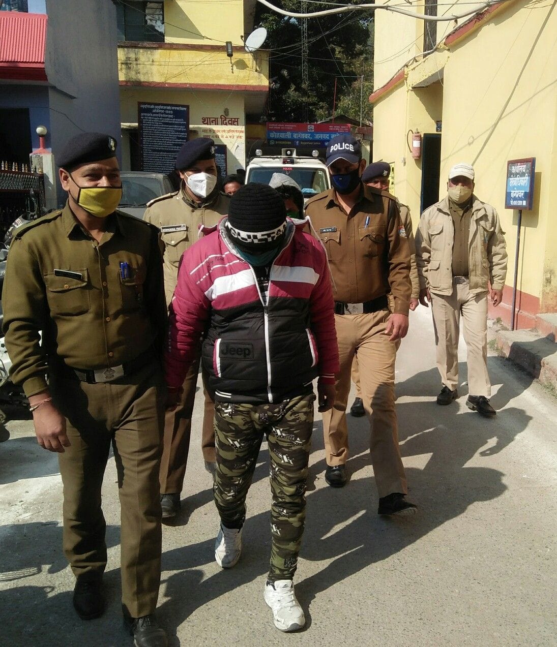 बागेश्वर में स्मैक तस्करी के आरोपियों को न्यायालय में पेश करने ले जाती पुलिस। संवाद न्यूज एजेंस? बागेश्वर में स्मैक तस्करी के आरोपियों को न्यायालय में पेश करने ले जाती पुलिस। संवाद न्यूज एजेंस?