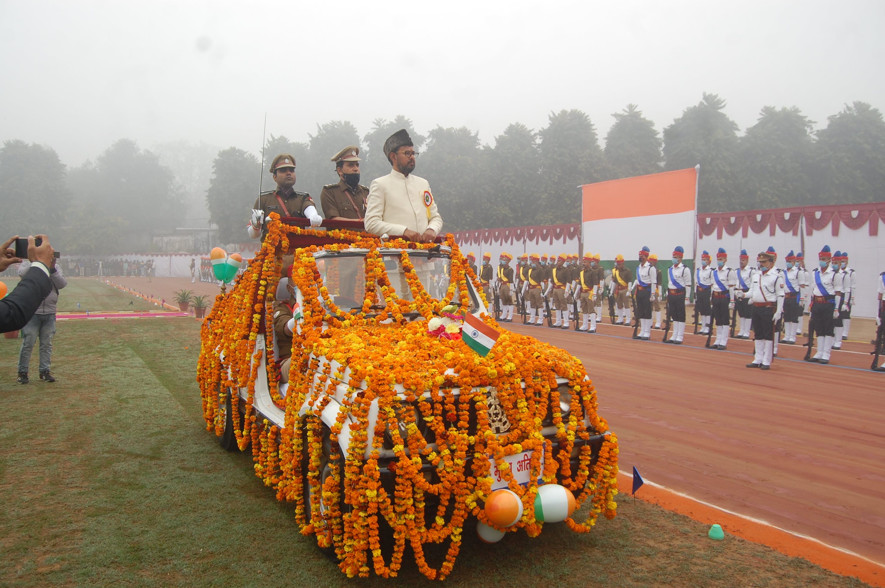 बिजनौर में पुलिस लाइन में परेड का निरीक्षण करते मंत्री अशोक कटारिया व एसपी डा.धर्मवीर सिंह।