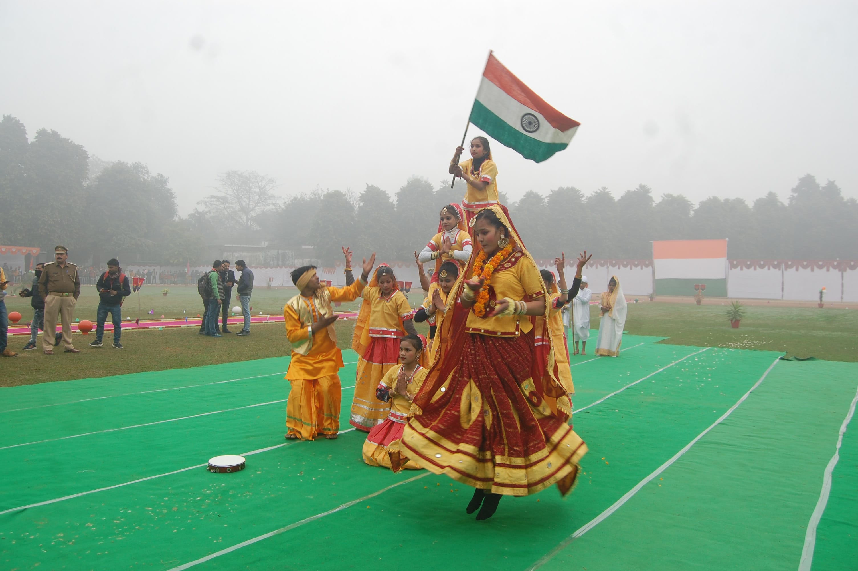 बिजनौर में गणतंत्र दिवस पर पुलिस लाइन में सांस्कृतिक कार्यक्रम प्रस्तुत करते विद्यार्थी।
