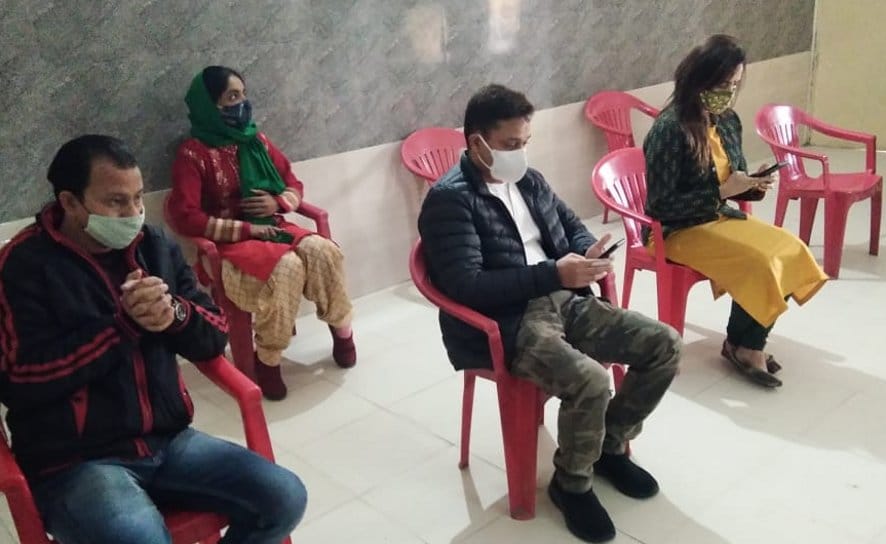 नजीबाबाद में वैक्सीन डोज के बाद ऑब्जर्वेशन में बैठे चिकित्सक। नजीबाबाद में वैक्सीन डोज के बाद ऑब्जर्वेशन में बैठे चिकित्सक।
