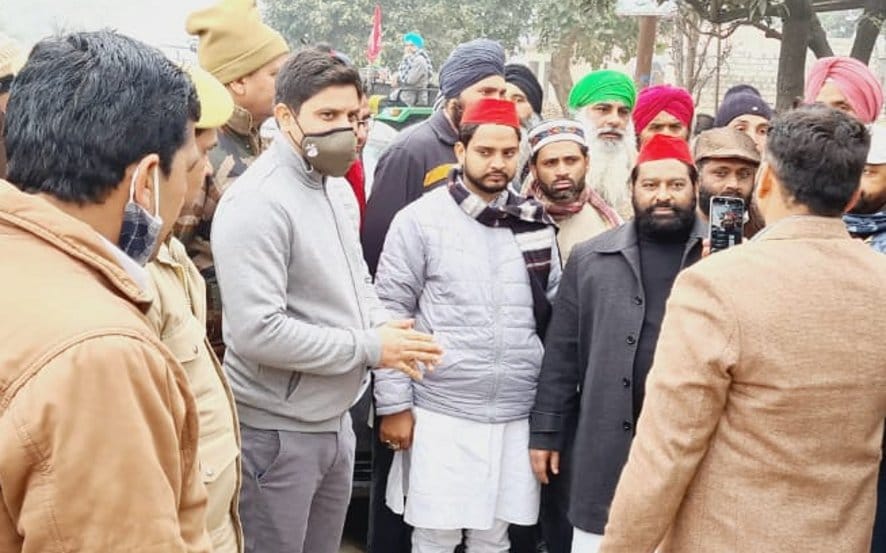 नजीबाबाद में ट्रेक्टर तिरंगा रैली को रोकते एसडीएम बृजेश कुमार सिंह। नजीबाबाद में ट्रेक्टर तिरंगा रैली को रोकते एसडीएम बृजेश कुमार सिंह।