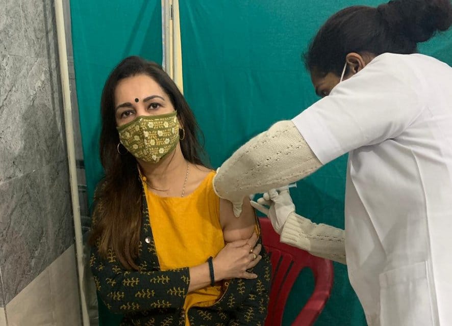 नजीबाबाद के नेत्र चिकित्सालय में कोरोना वैक्सीन डोज लगवातीं डॉ.राखी अग्रवाल। नजीबाबाद के नेत्र चिकित्सालय में कोरोना वैक्सीन डोज लगवातीं डॉ.राखी अग्रवाल।