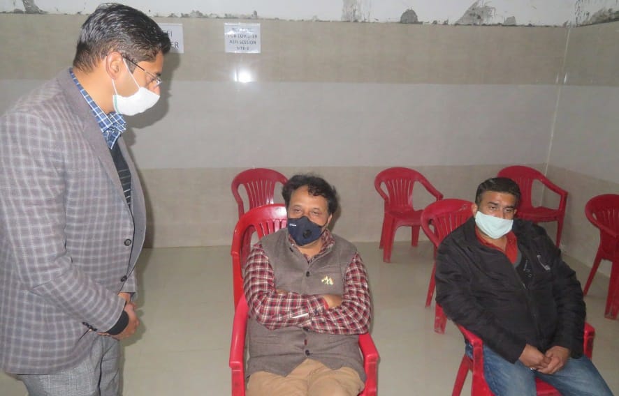 नजीबाबाद के नेत्र चिकित्सालय में डॉ.संदीप कुमार वैक्सीन टीकाकरण कराने वालों की देखभाल करते। नजीबाबाद के नेत्र चिकित्सालय में डॉ.संदीप कुमार वैक्सीन टीकाकरण कराने वालों की देखभाल करते।