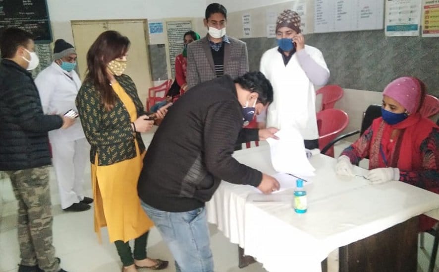 नजीबाबाद के नेत्र चिकित्सालय में रजिस्ट्रेशन कराते चिकित्सक। नजीबाबाद के नेत्र चिकित्सालय में रजिस्ट्रेशन कराते चिकित्सक।