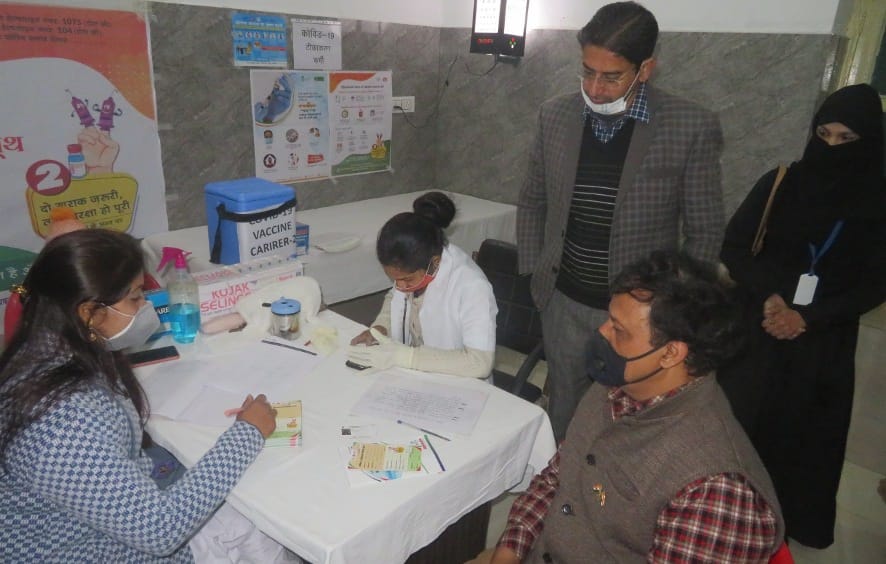 नजीबाबाद के लाला भोजाराम चिकित्सालय में पहले टीकाकरण के लिए पंजीकरण कराते डॉ.अक्षय शर्मा। नजीबाबाद के लाला भोजाराम चिकित्सालय में पहले टीकाकरण के लिए पंजीकरण कराते डॉ.अक्षय शर्मा।
