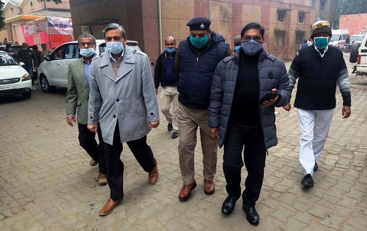 निरीक्षण करते डीएम सुखलाल भारती साथ में एसएसपी सुनिल कुमार व सीएमओ डॉ अरविंद गर्ग ।संवाद निरीक्षण करते डीएम सुखलाल भारती साथ में एसएसपी सुनिल कुमार व सीएमओ डॉ अरविंद गर्ग ।संवाद
