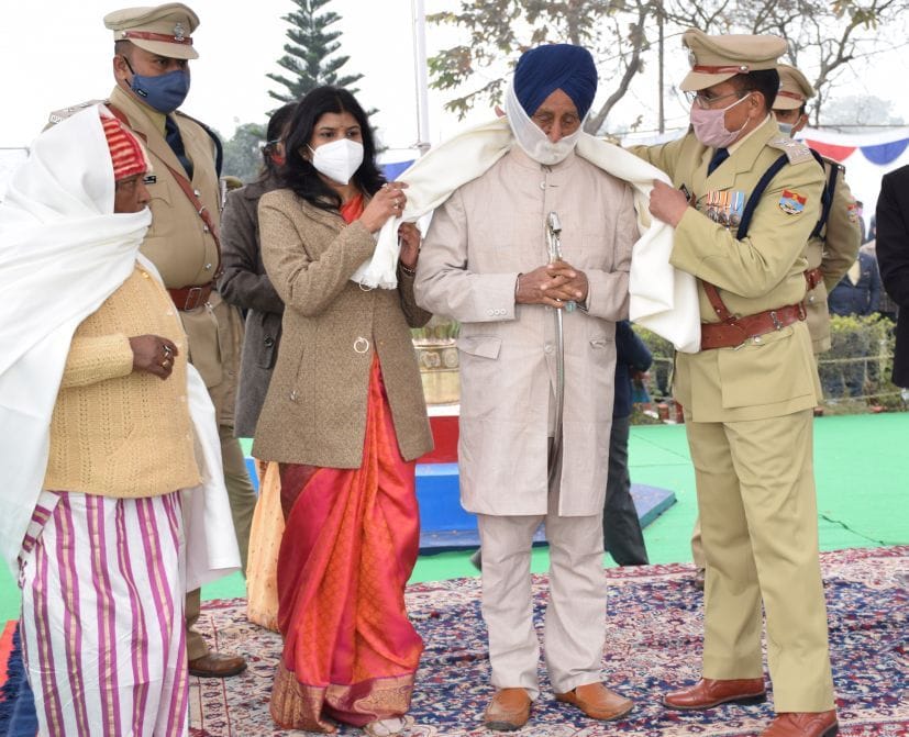 स्वतंत्रता संग्राम सेनानियों को सम्मानित करती डीएम रंजना राजगुरु। स्वतंत्रता संग्राम सेनानियों को सम्मानित करती डीएम रंजना राजगुरु।