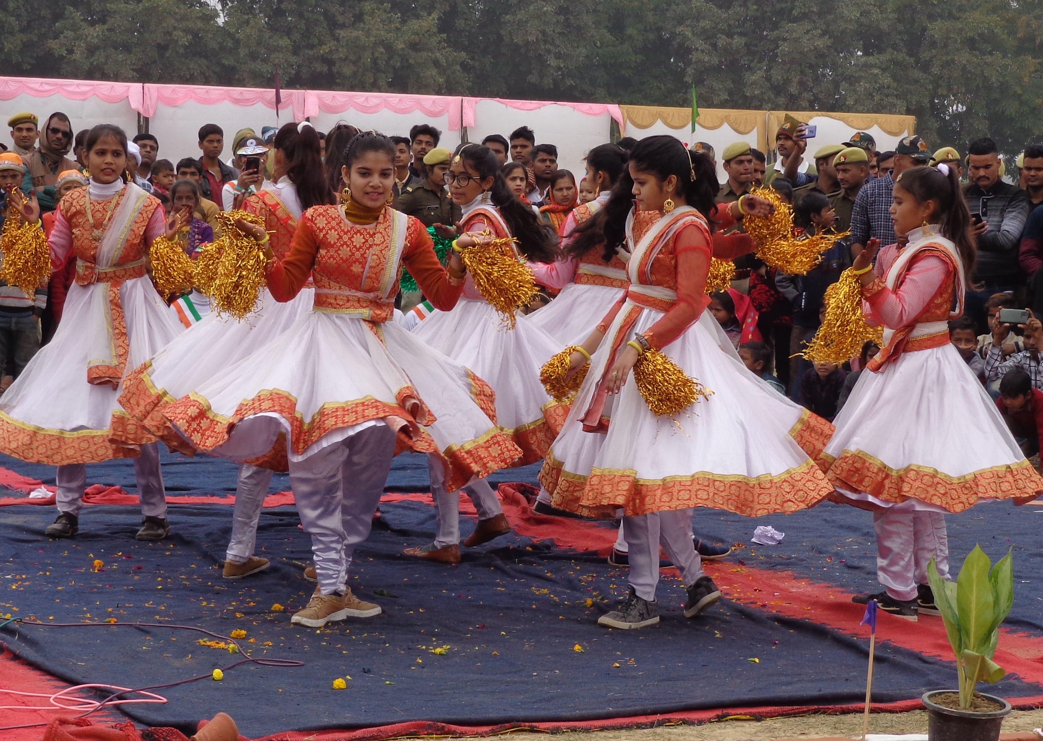 सांस्कृतिक कार्यक्रम प्रस्तुत करती छात्राएं। सांस्कृतिक कार्यक्रम प्रस्तुत करती छात्राएं।