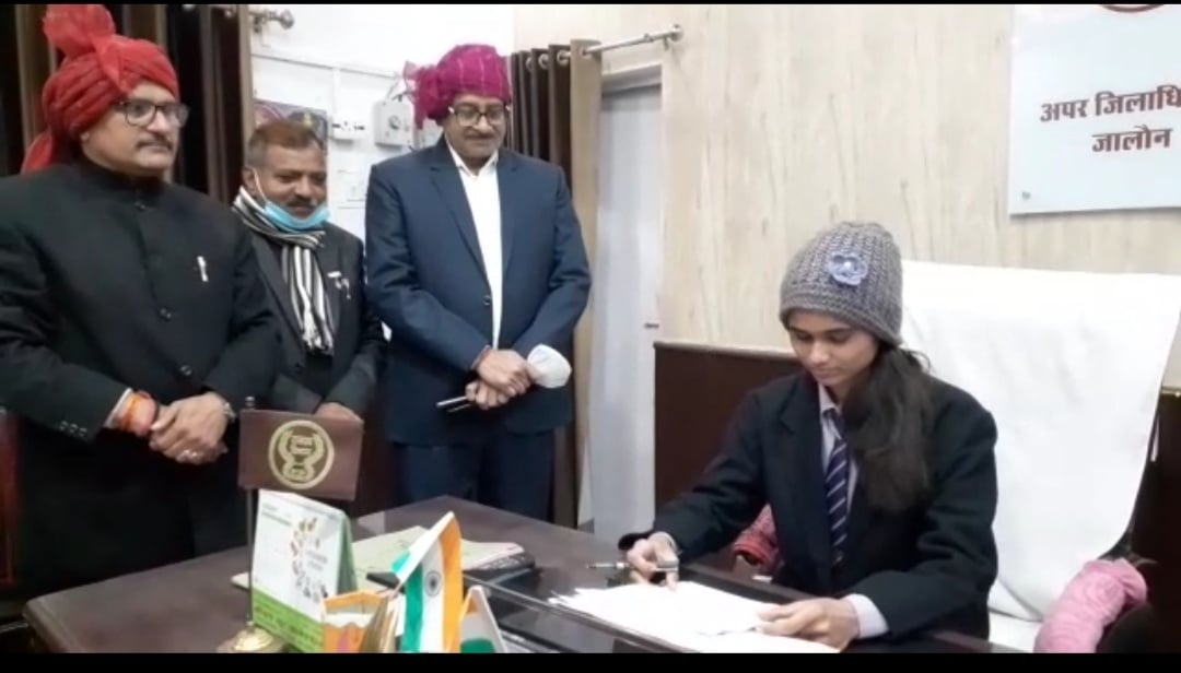 एडीएम की कुर्सी पर अंशिका। एडीएम की कुर्सी पर अंशिका।