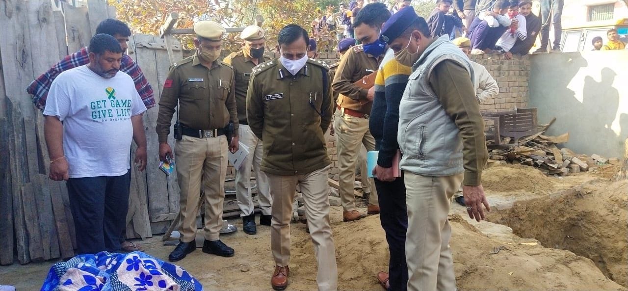 खुदाई के दौरान गड्ढे में मिले मां-बेटे के शवों को देखते डीआईजी व अन्य। खुदाई के दौरान गड्ढे में मिले मां-बेटे के शवों को देखते डीआईजी व अन्य।