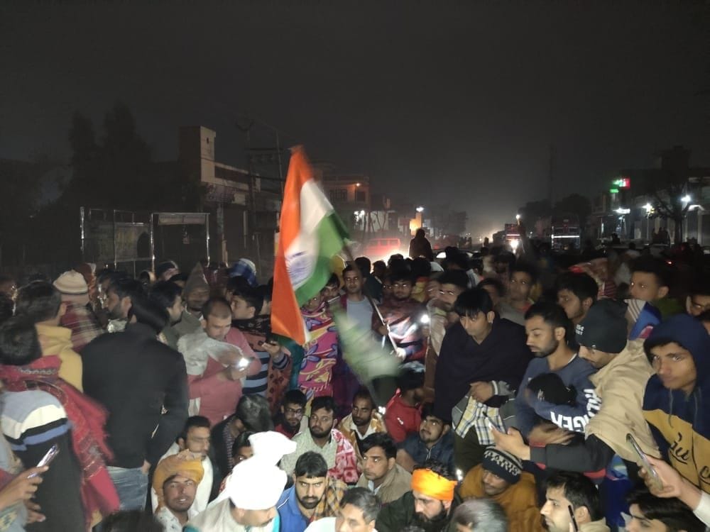 कंडेला गांव में रोड जाम कर विरोध जताते युवा। अमर उजाला कंडेला गांव में रोड जाम कर विरोध जताते युवा। अमर उजाला