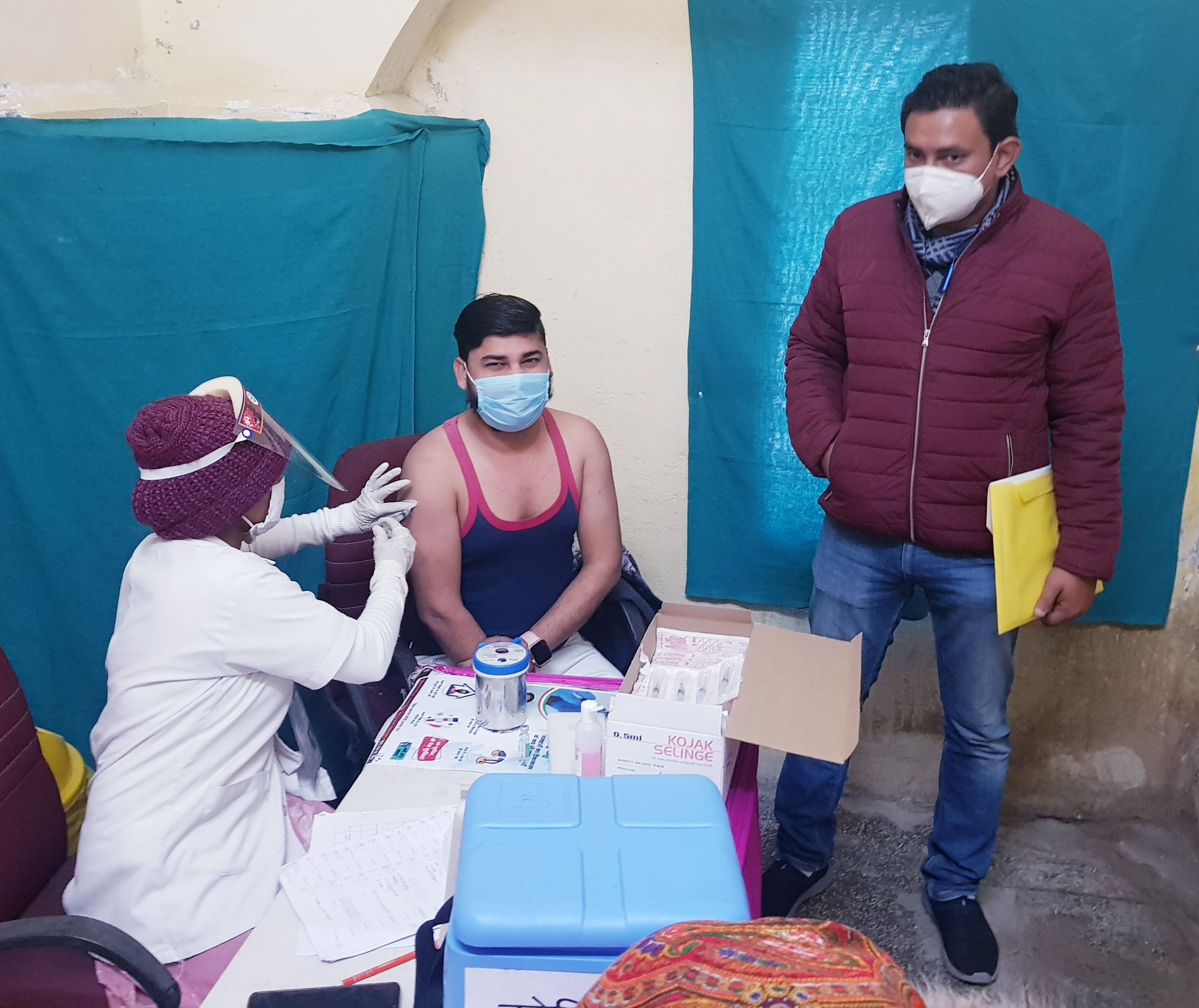 जिला अस्पताल में कोरोना वैक्सिन लगाती स्वास्थ्यकर्मी ।संवाद जिला अस्पताल में कोरोना वैक्सिन लगाती स्वास्थ्यकर्मी ।संवाद