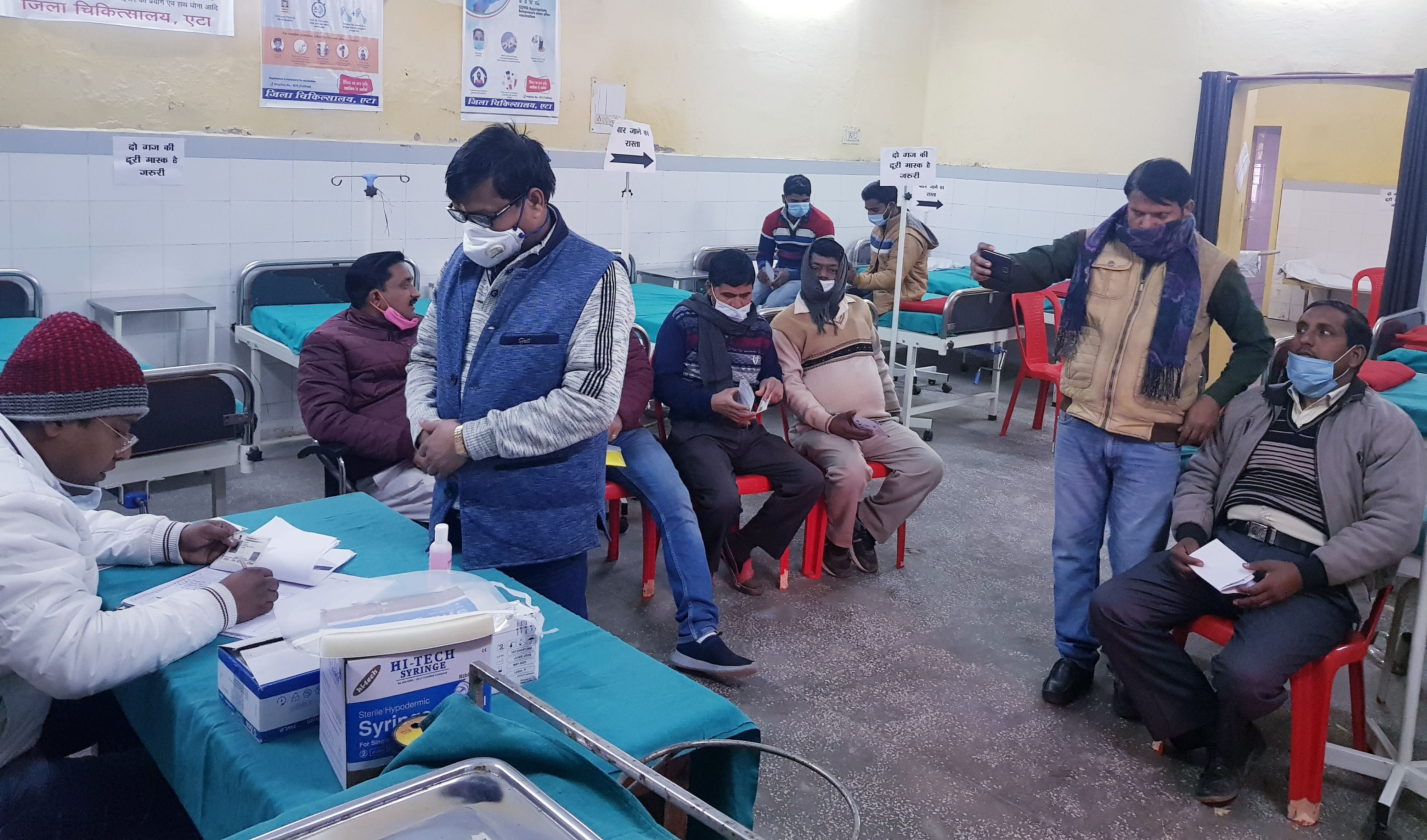 वैक्सिन लगने के बाद आराम करते कर्मी ।संवाद वैक्सिन लगने के बाद आराम करते कर्मी ।संवाद