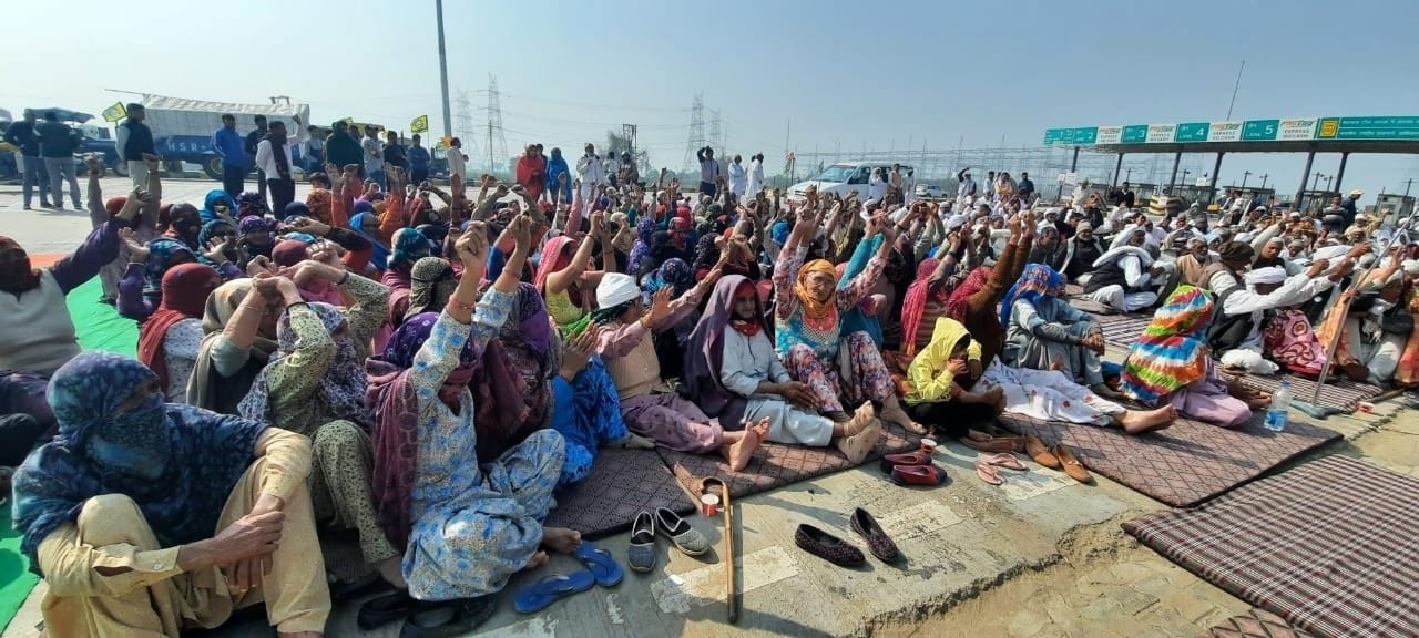 खटकड़ टोल पर नारेबाजी करतीं महिला किसान। संवाद खटकड़ टोल पर नारेबाजी करतीं महिला किसान। संवाद