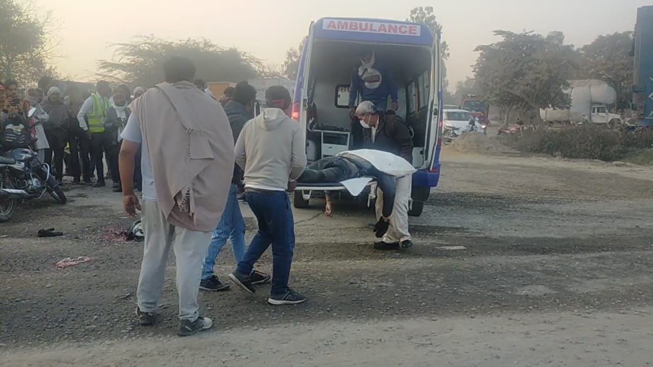 सड़क दुर्घटना में मरने वाले युवक का शव एंबुलेंस में रखते ग्रामीण। संवाद सड़क दुर्घटना में मरने वाले युवक का शव एंबुलेंस में रखते ग्रामीण। संवाद